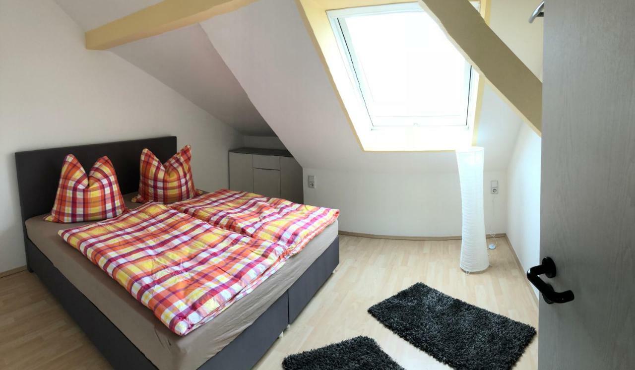 Kuschelige Dachgeschosswohnung Am Clarapark Leipzig Exterior foto